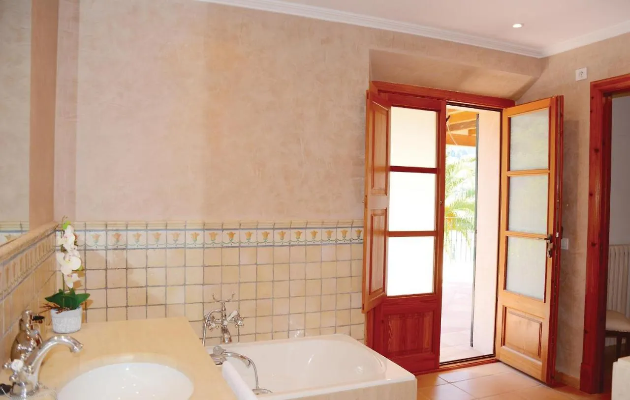 4 Bedroom Stunning Home In Fornalutx 0*,